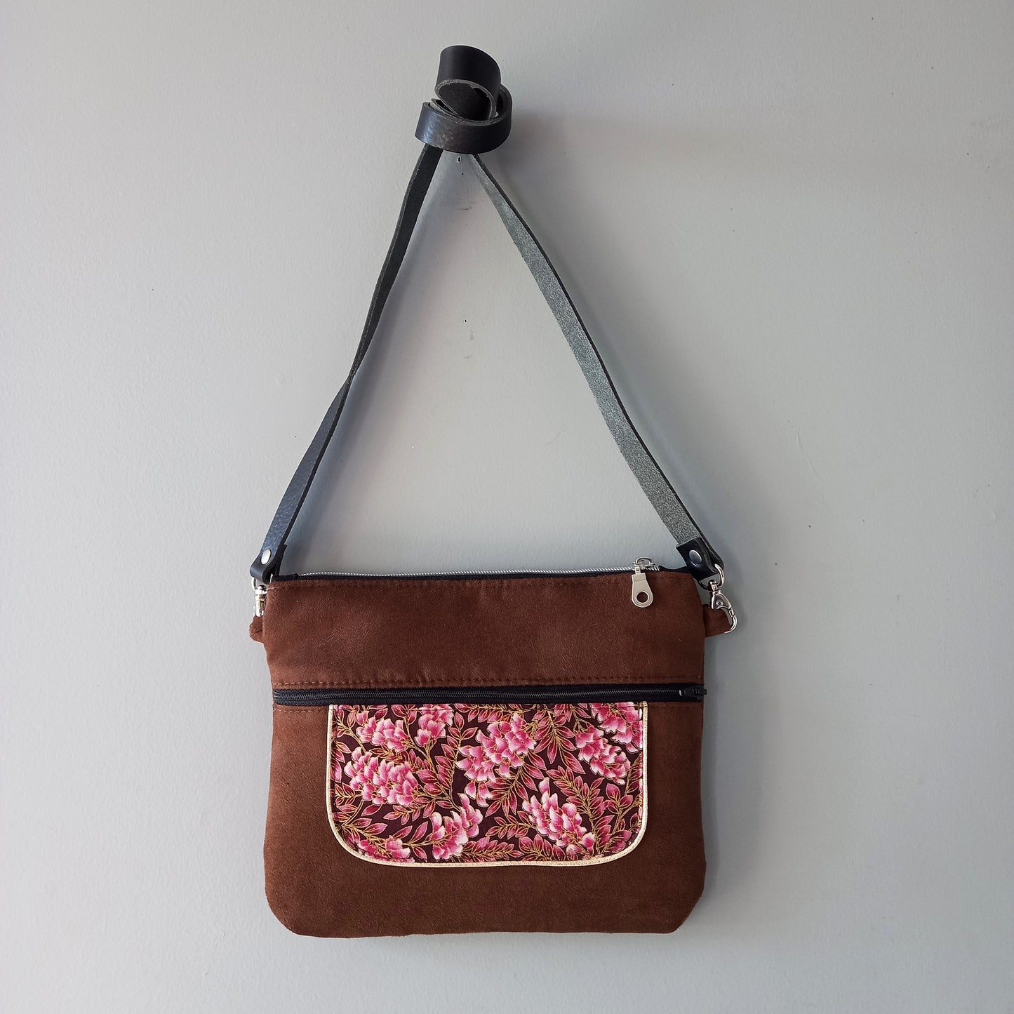 Sac Musette marron fleurs roses