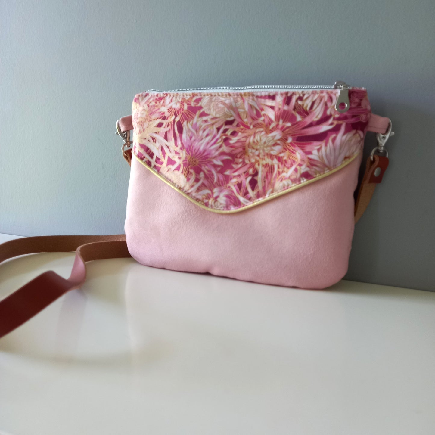 Le Petit Bandoulière rose poudré et chrysanthèmes