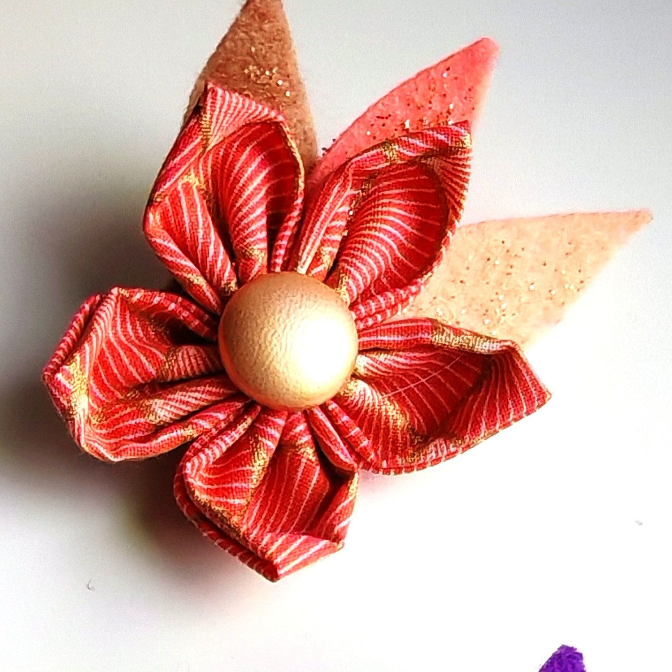Les broches roses et violettes