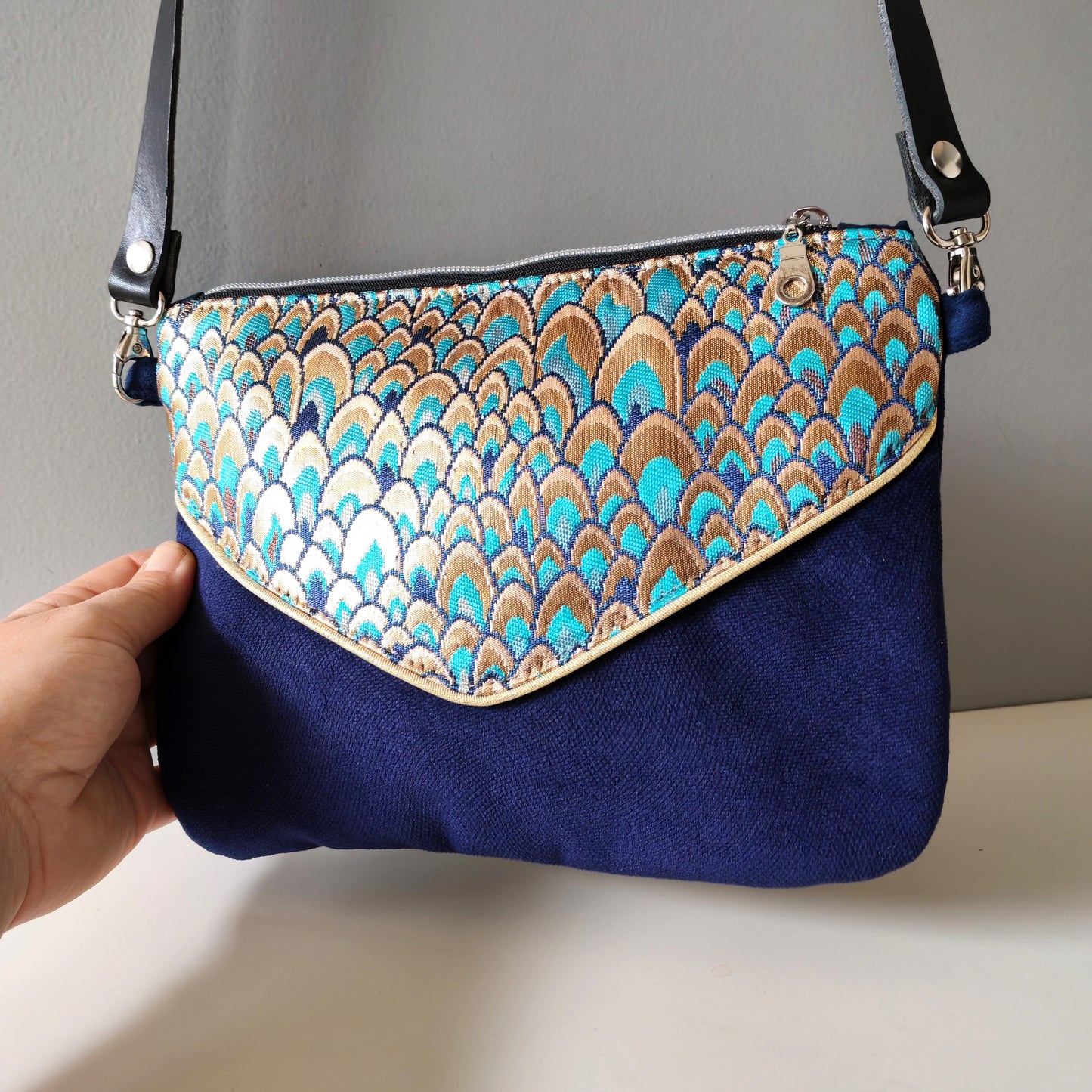 Le Petit Bandoulière velours écailles or