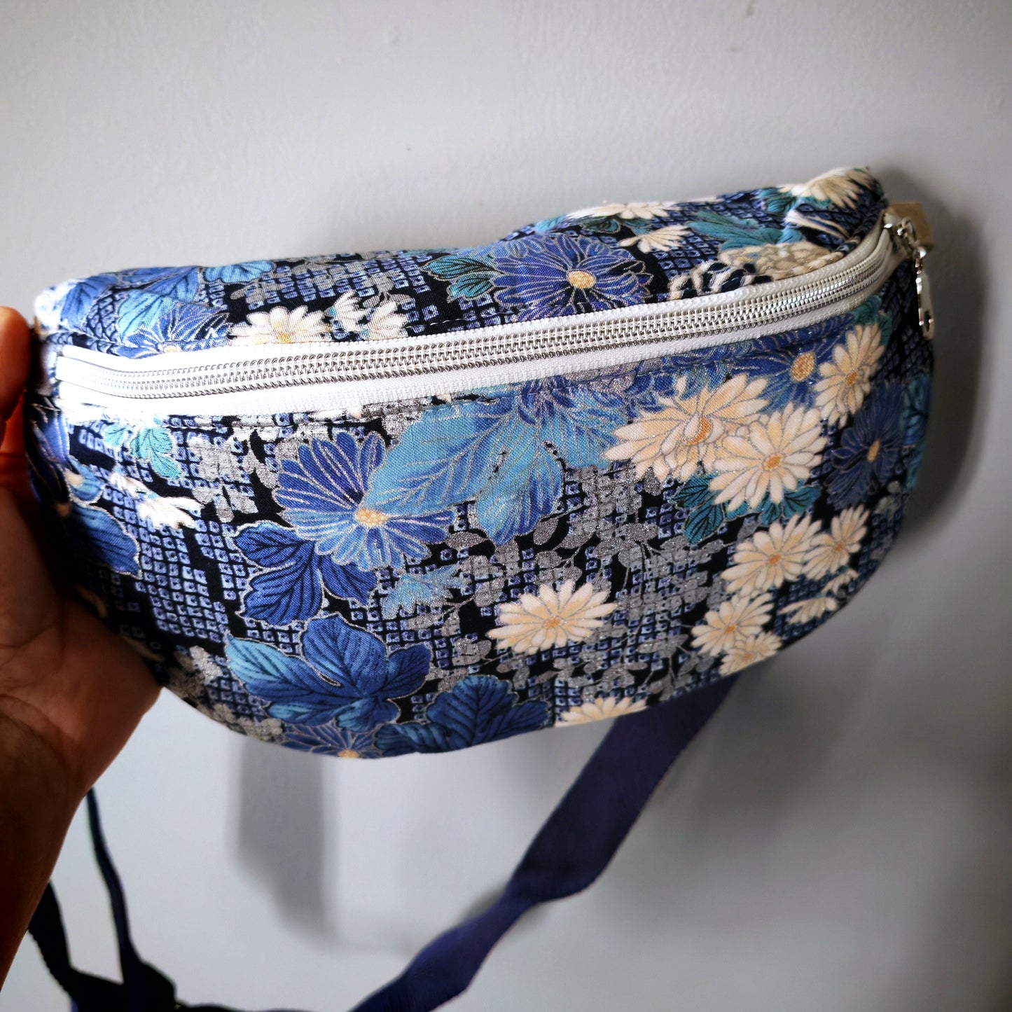 Banane bleu blanc fleurs argent