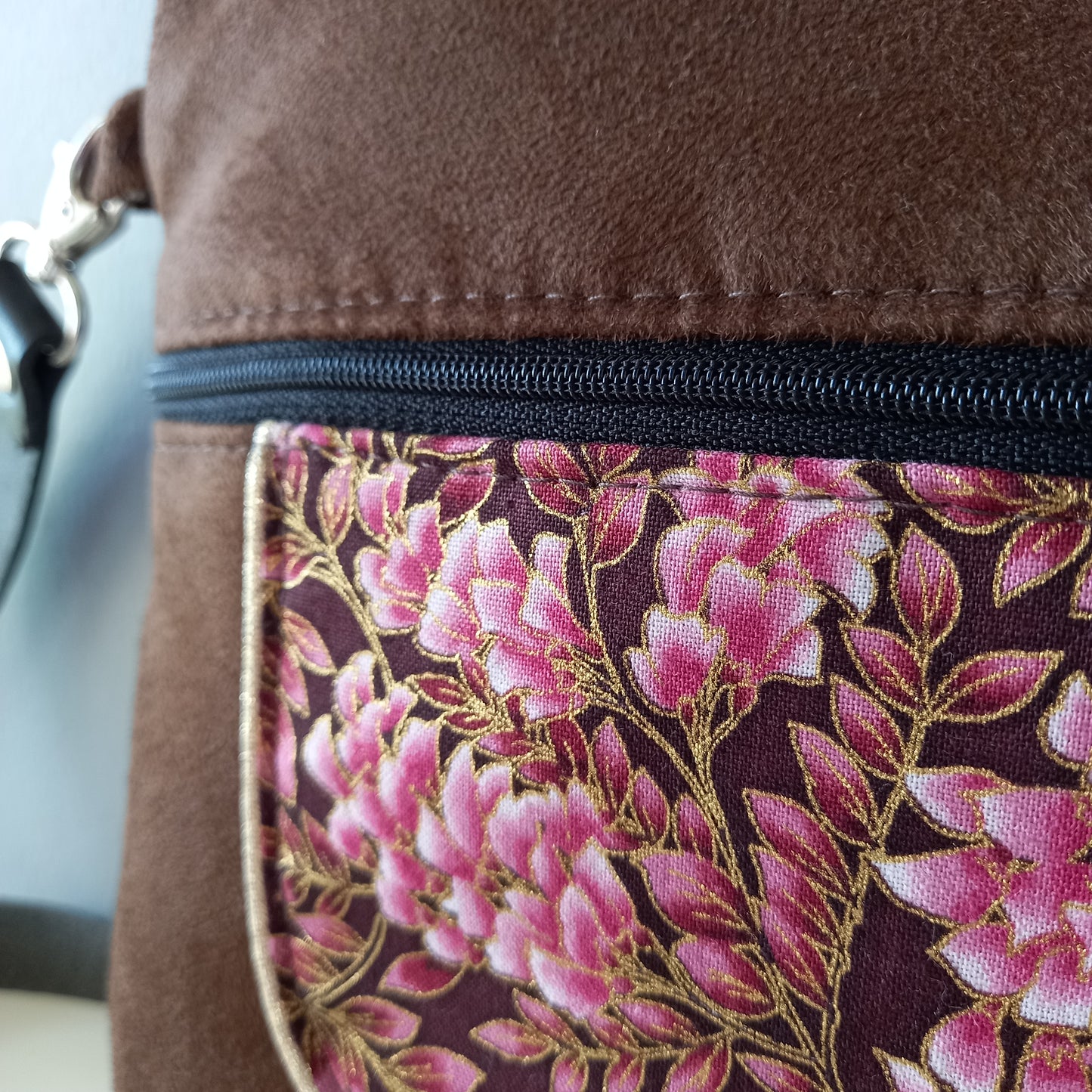 Sac Musette marron fleurs roses