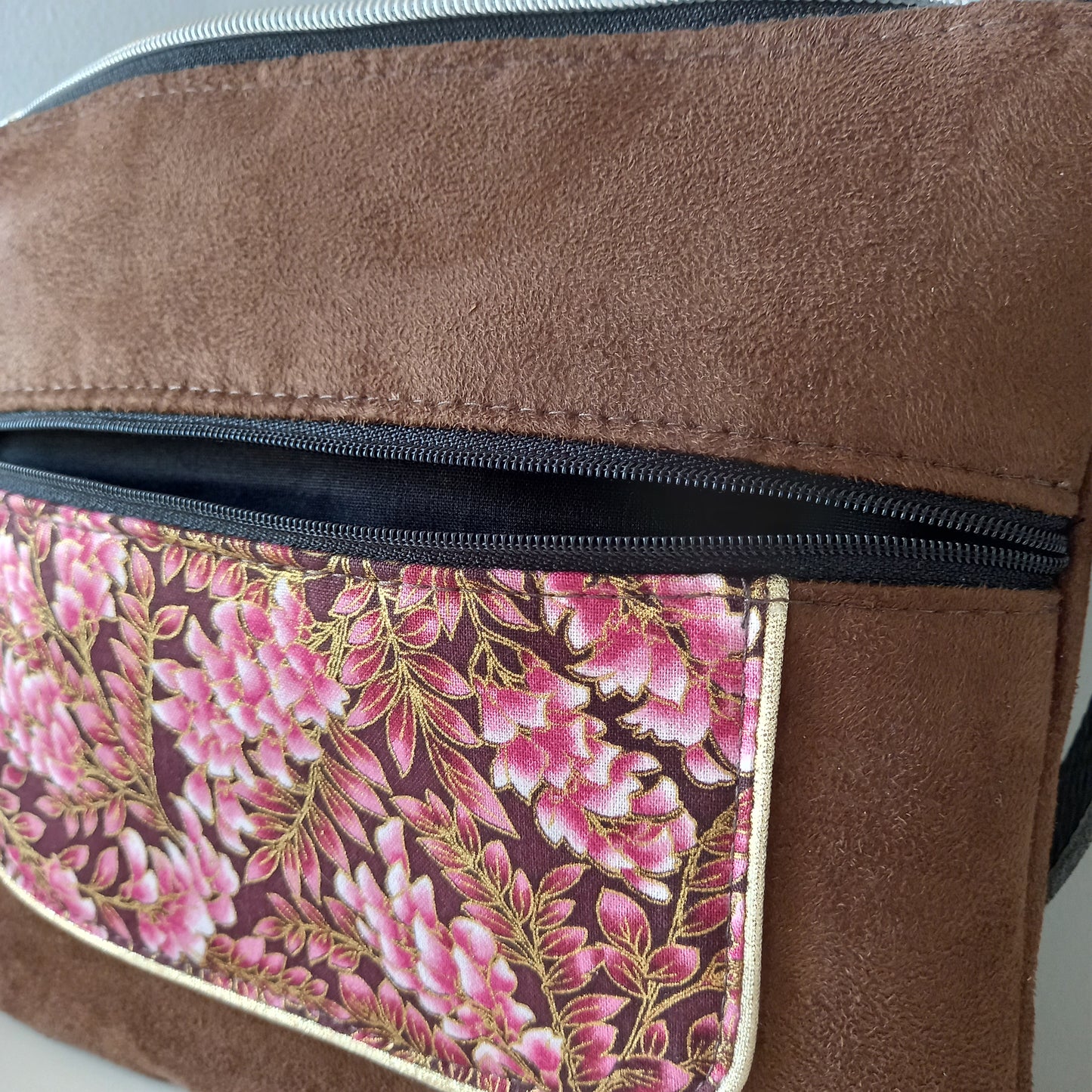 Sac Musette marron fleurs roses