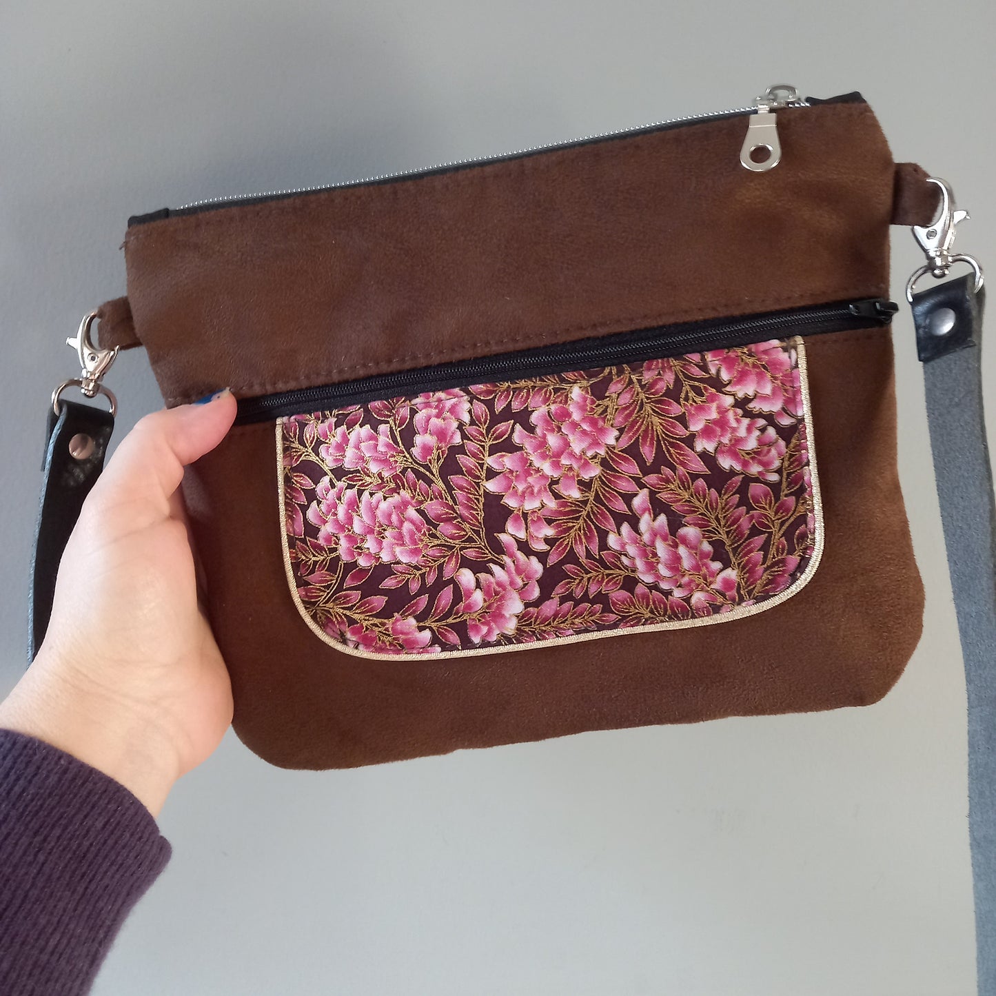 Sac Musette marron fleurs roses