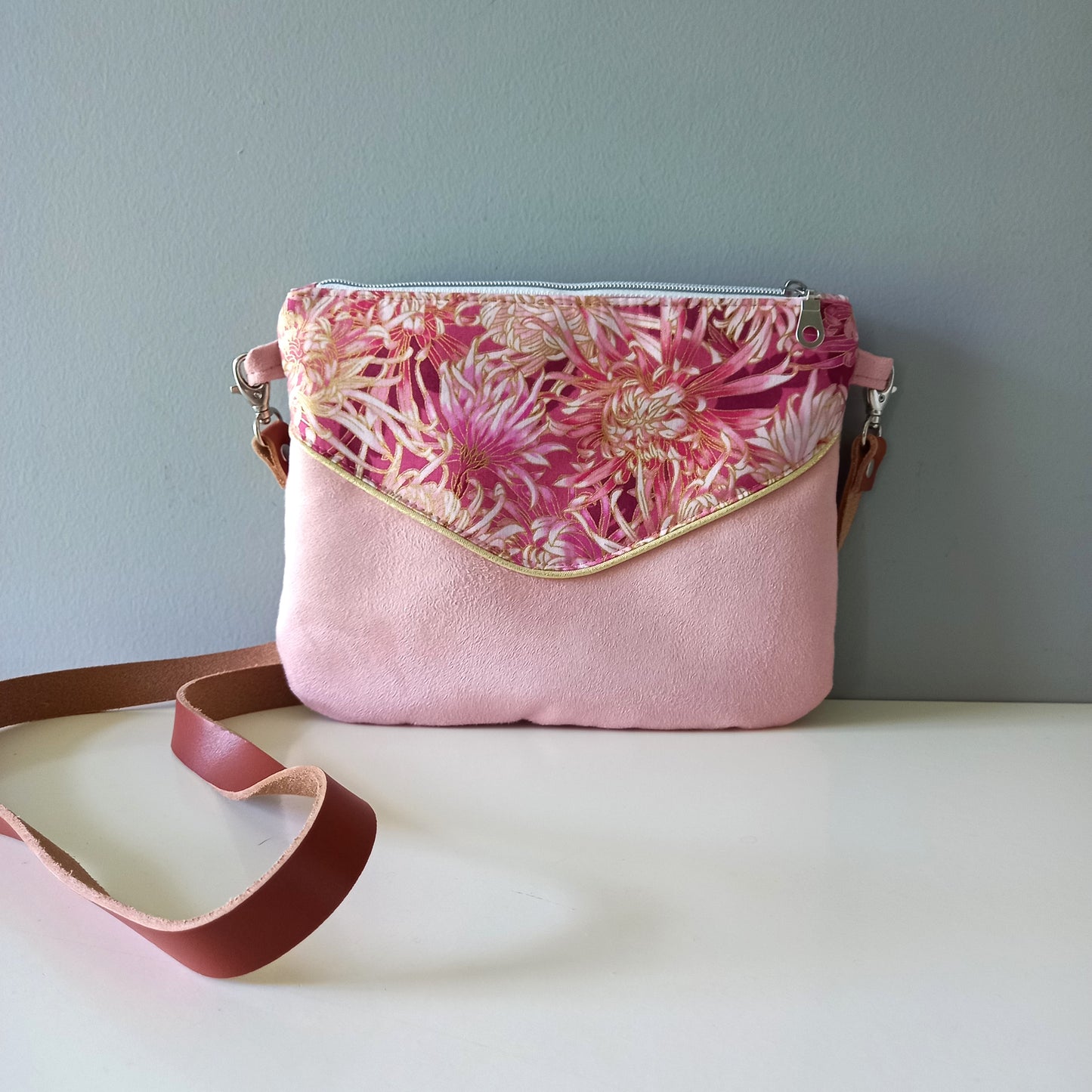 Le Petit Bandoulière rose poudré et chrysanthèmes