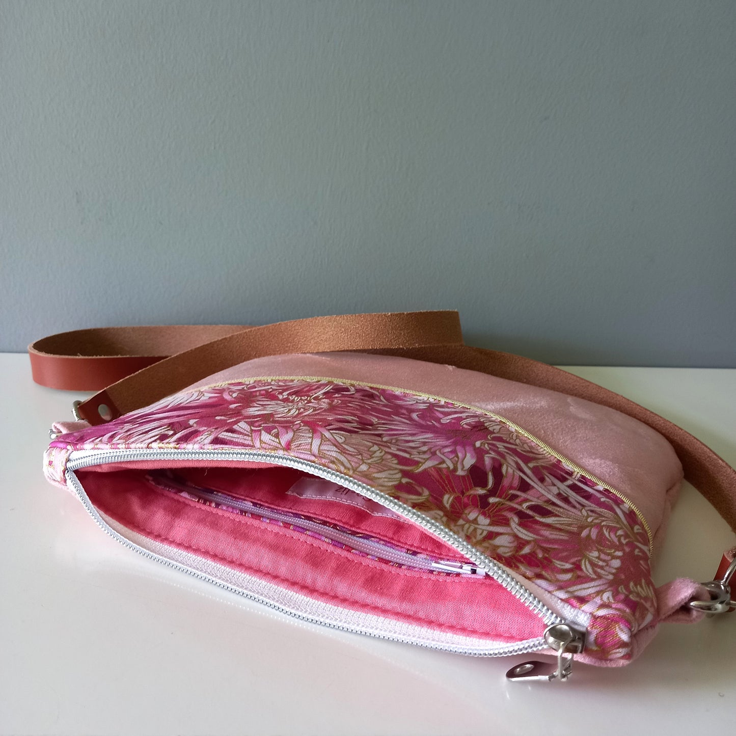 Le Petit Bandoulière rose poudré et chrysanthèmes
