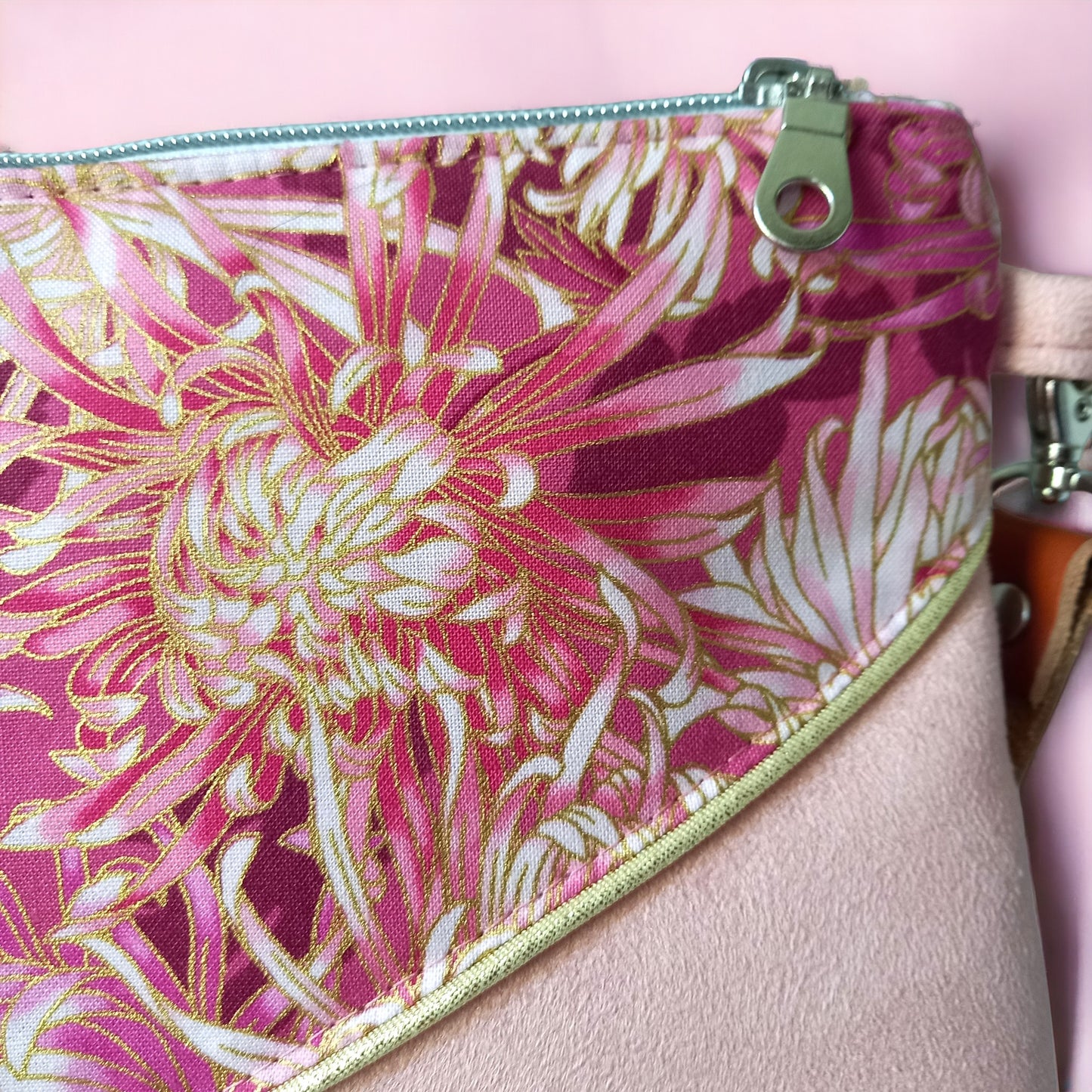Le Petit Bandoulière rose poudré et chrysanthèmes