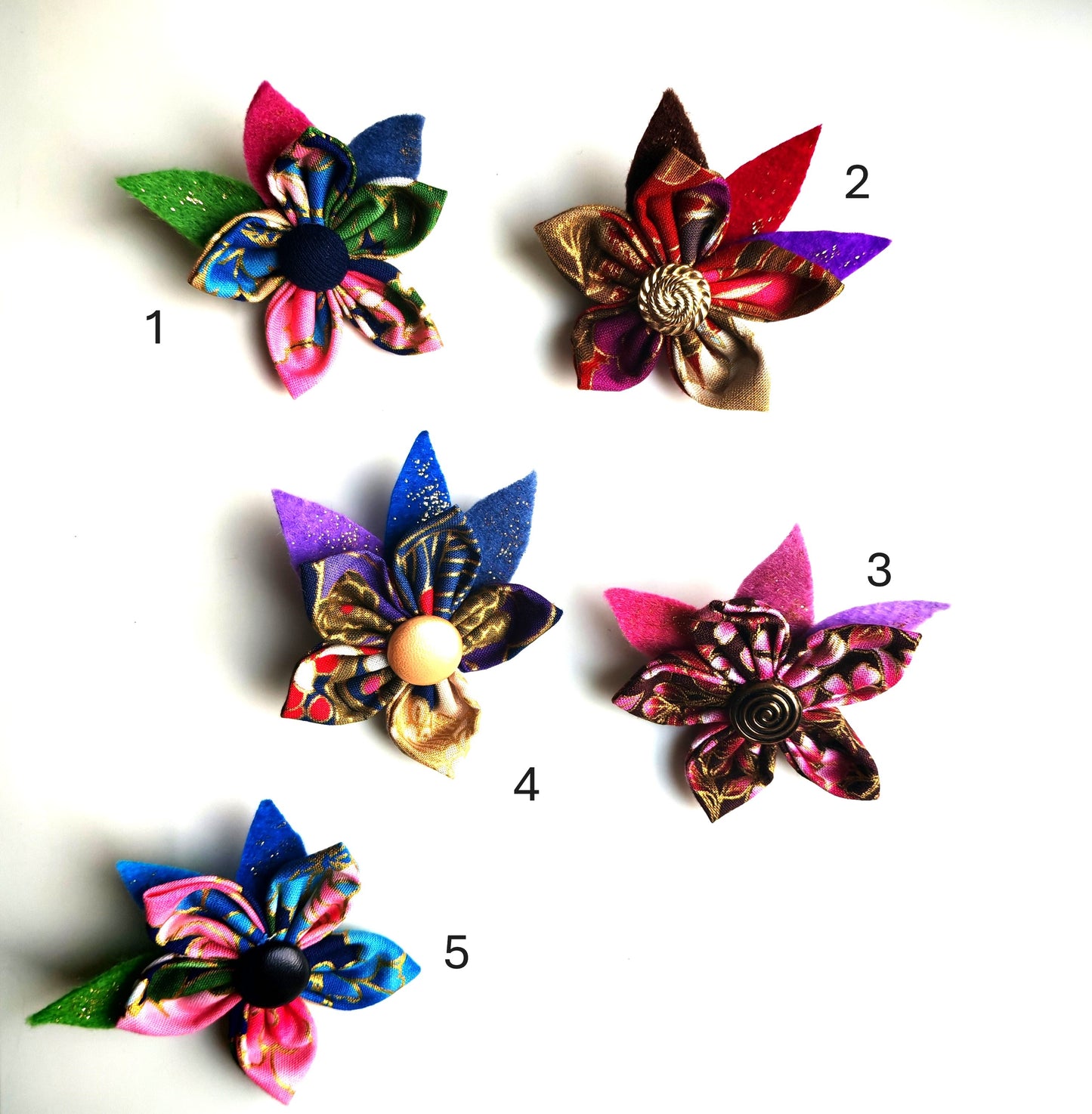 Les broches roses et violettes