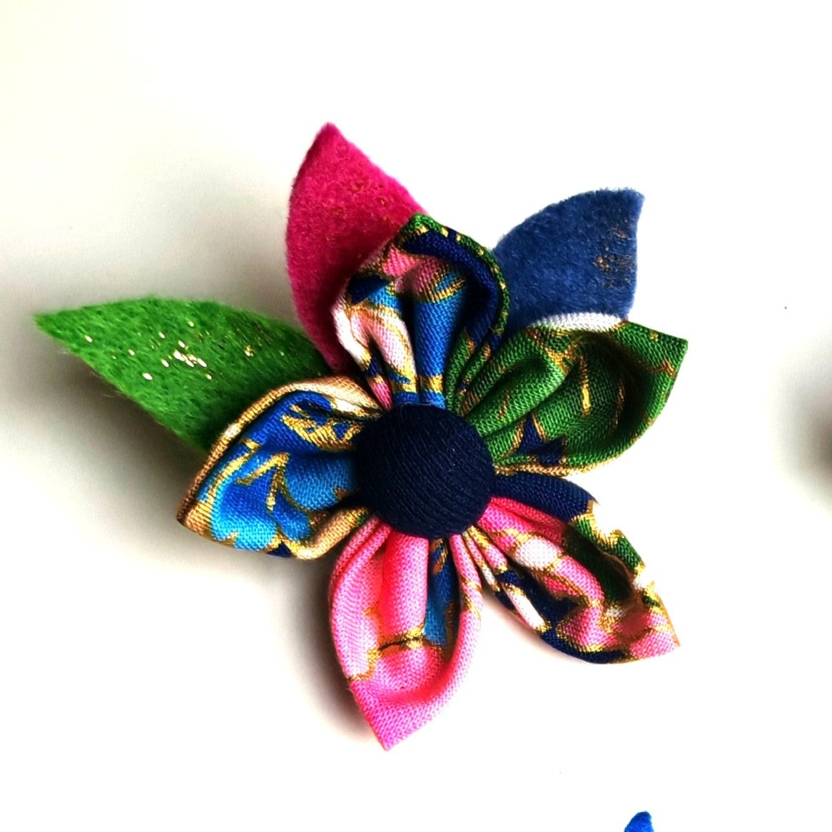 Les broches roses et violettes