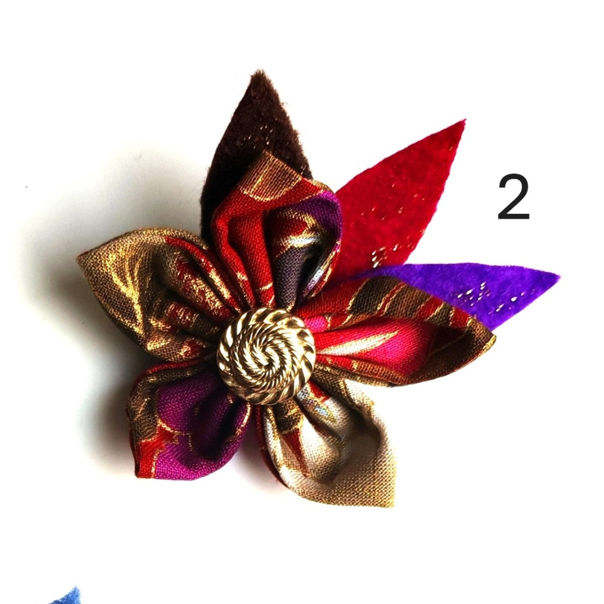 Les broches roses et violettes