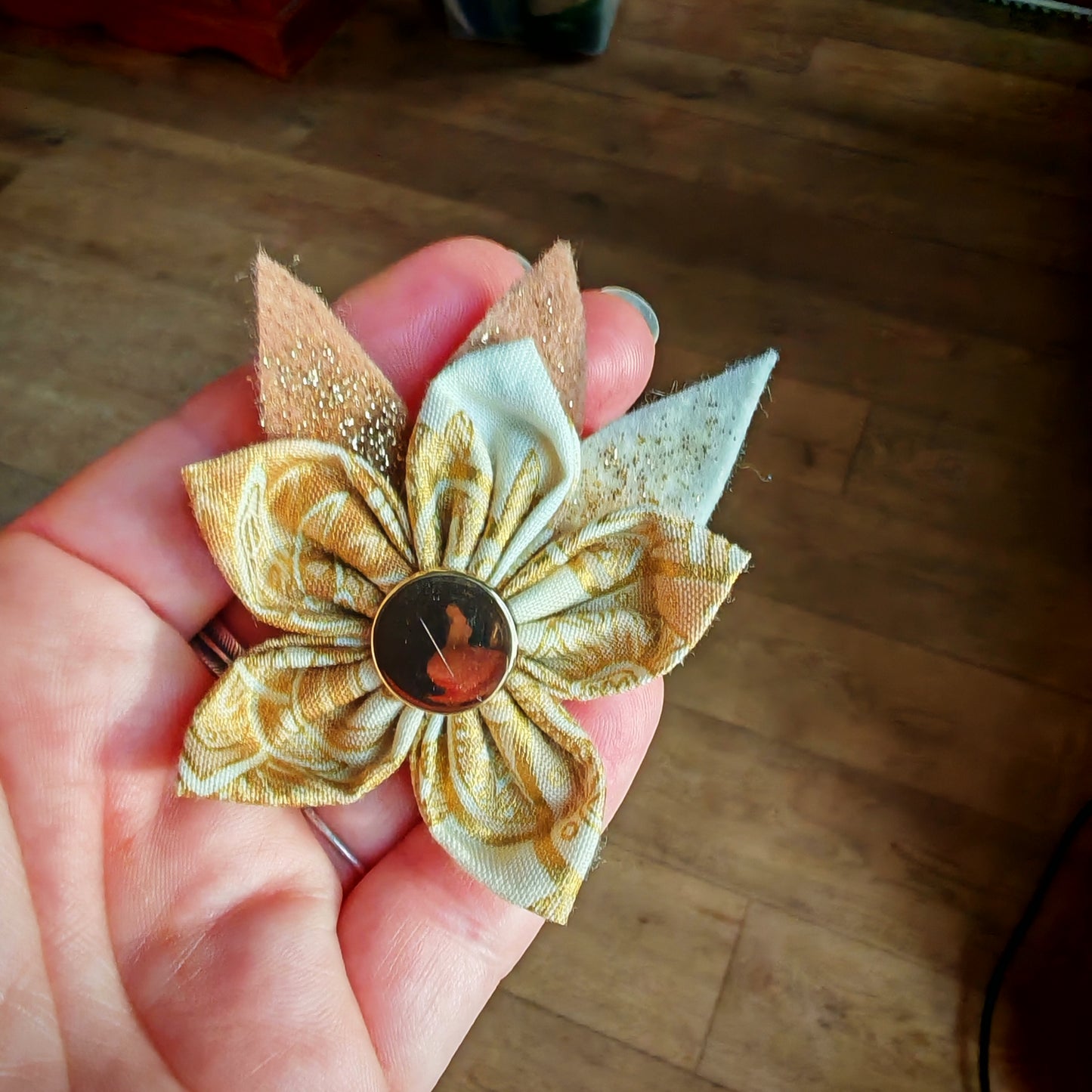 Les broches blanches et noires