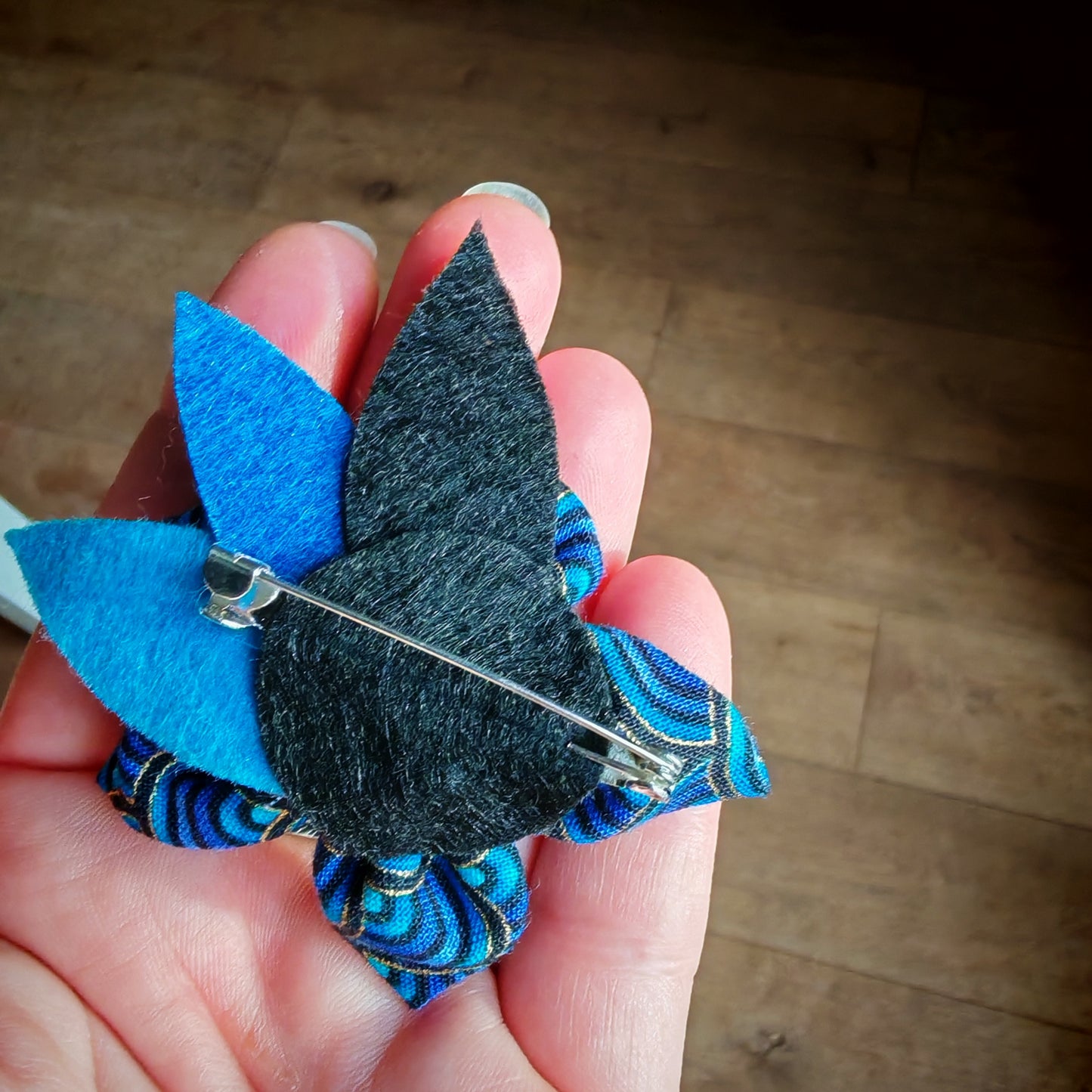 Les broches blanches et noires