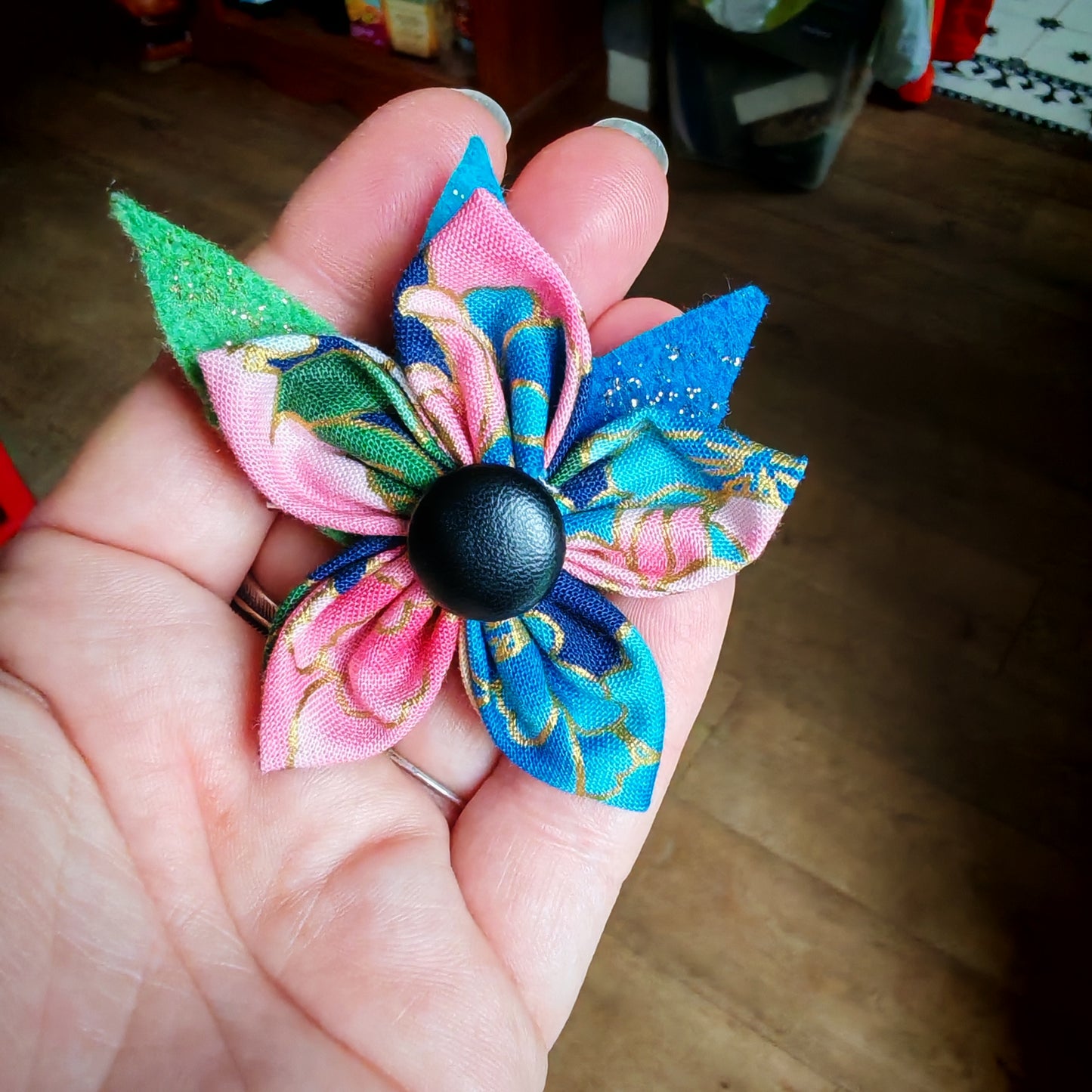 Les broches roses et violettes