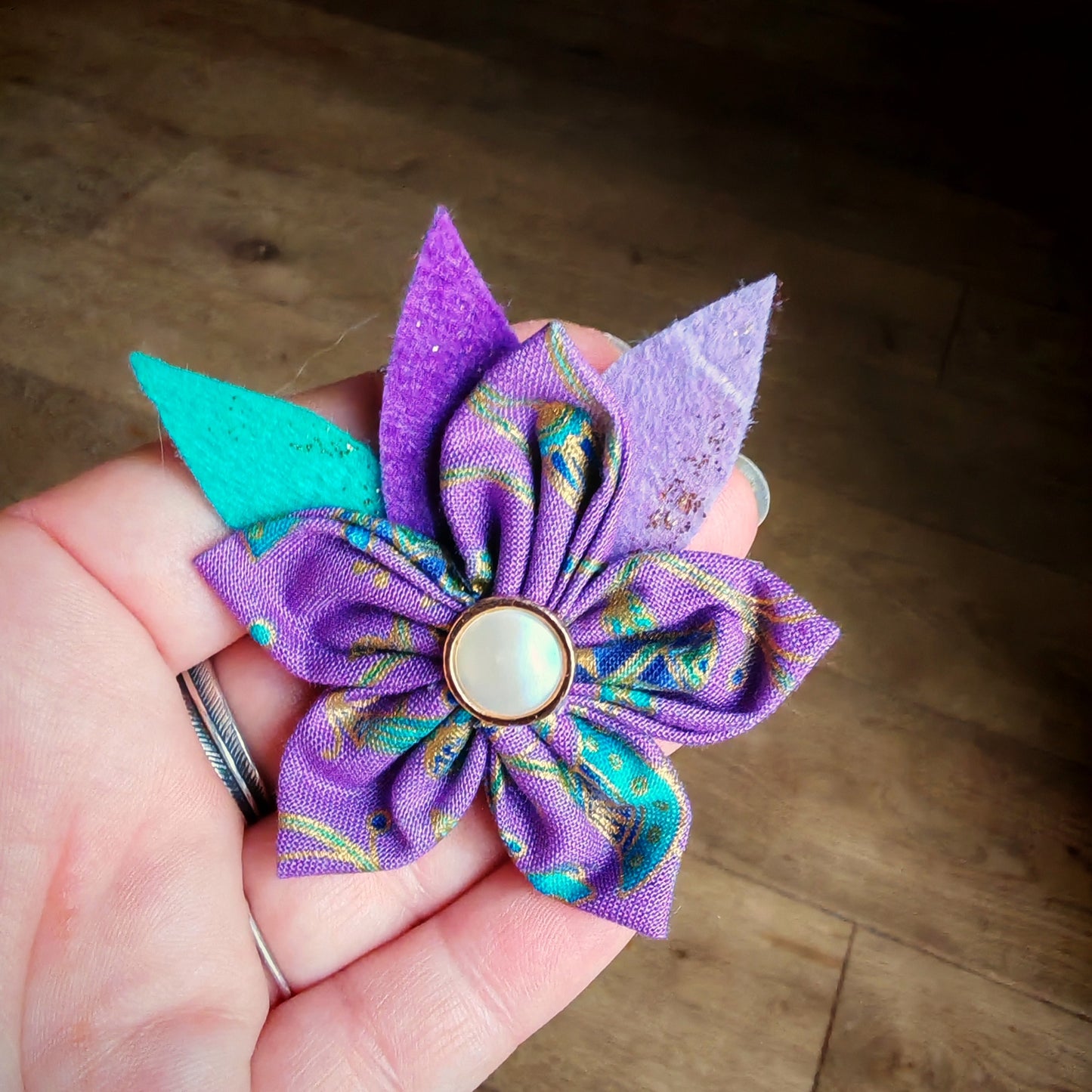 Les broches roses et violettes