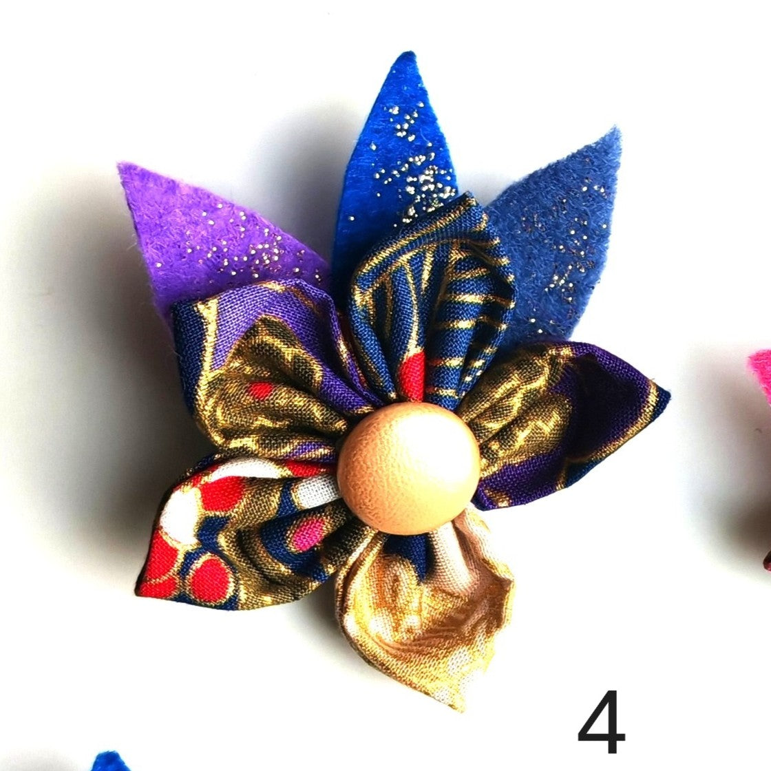 Les broches roses et violettes