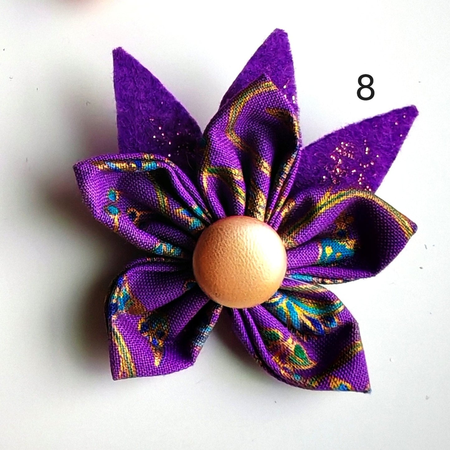 Les broches roses et violettes