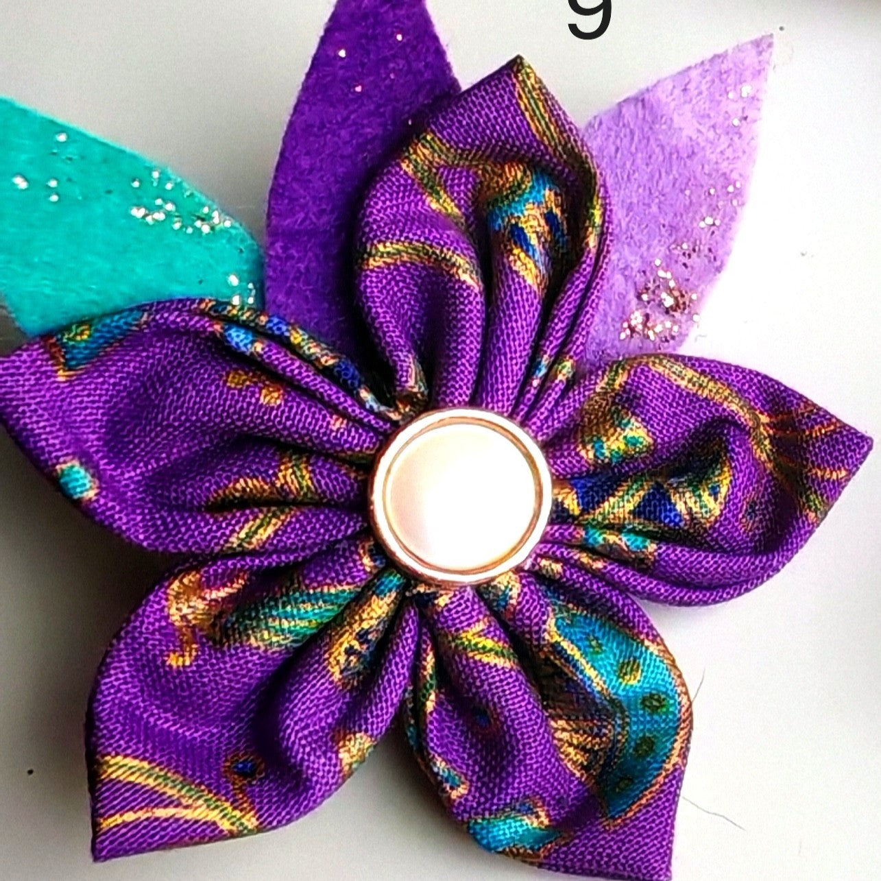 Les broches roses et violettes