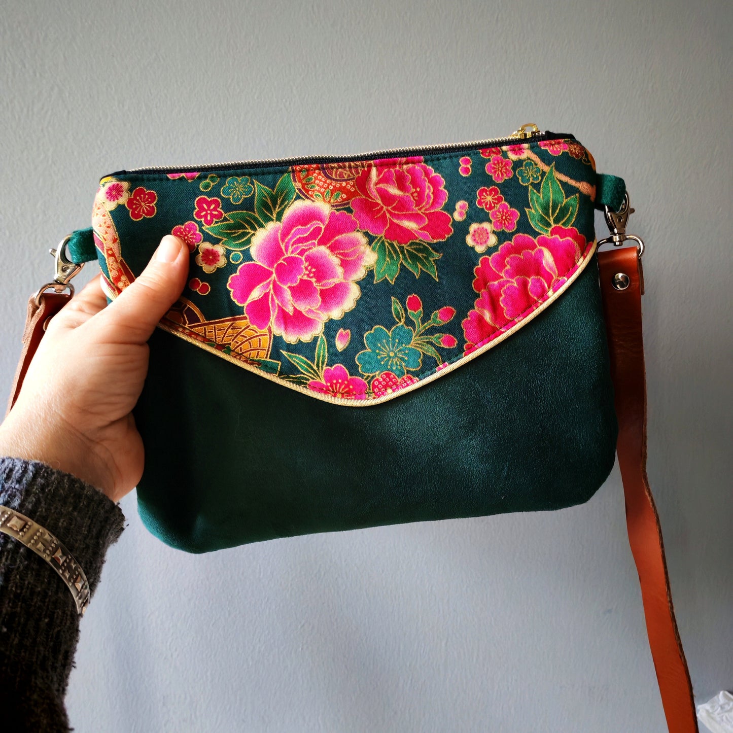 Le Petit Bandoulière vert fleurs roses