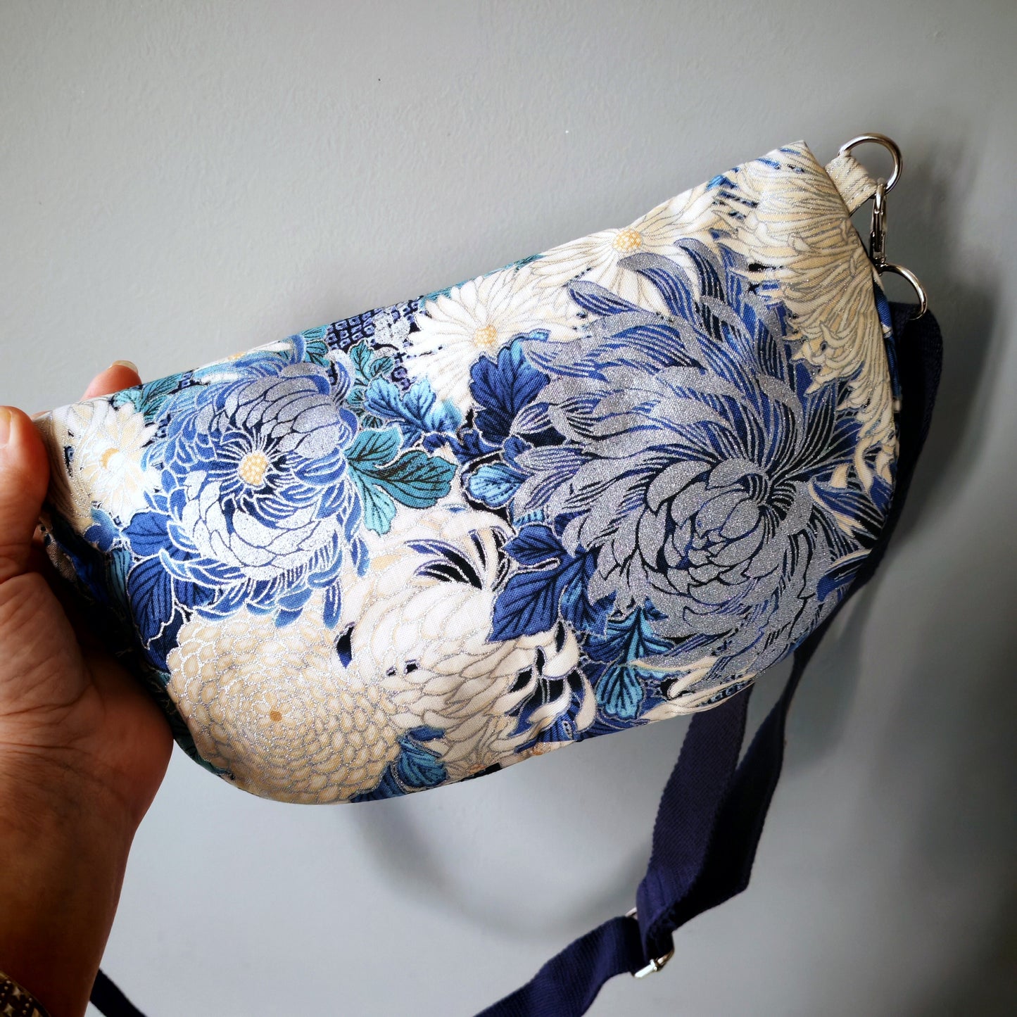 Banane bleu blanc fleurs argent