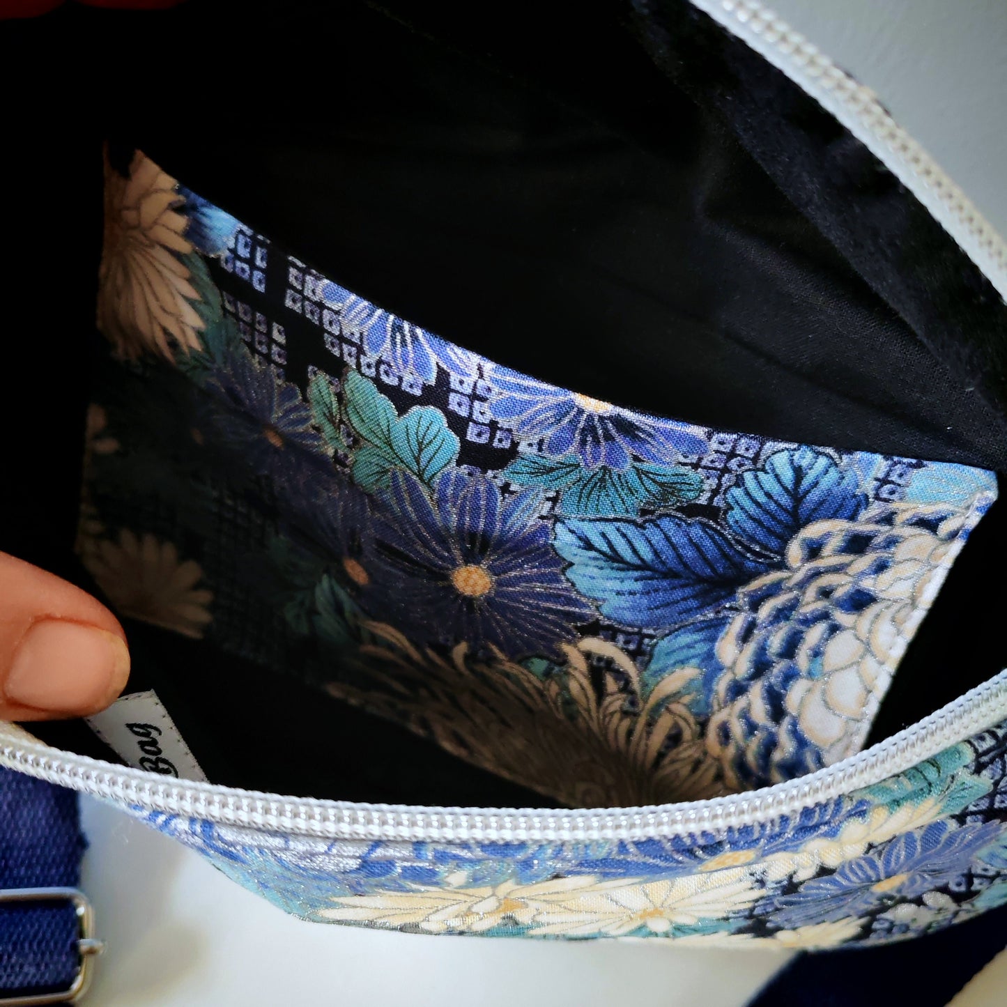 Banane bleu blanc fleurs argent