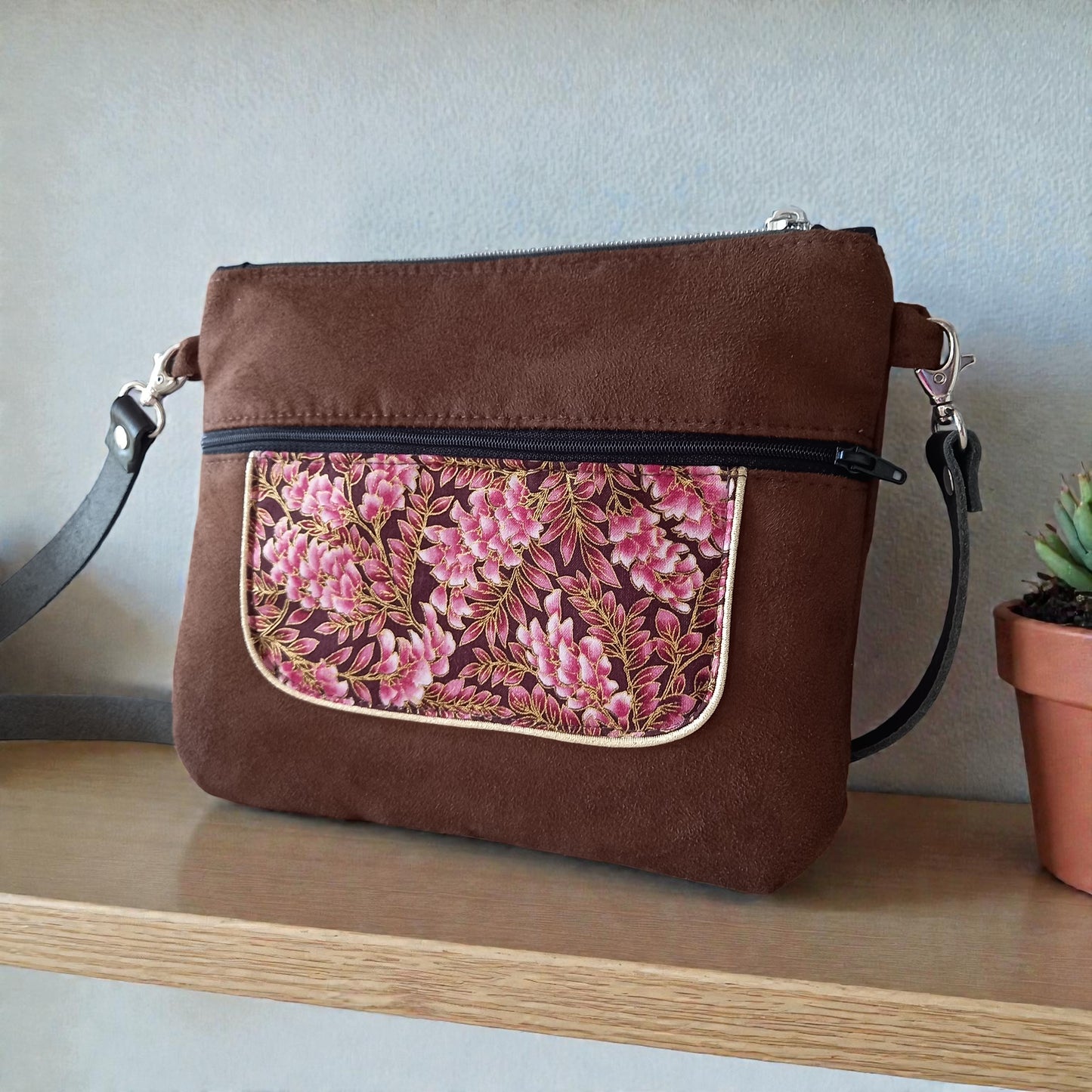 Sac Musette marron fleurs roses