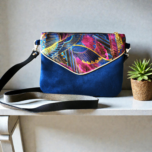 Le Petit Bandoulière bleu roi arabesques violet or