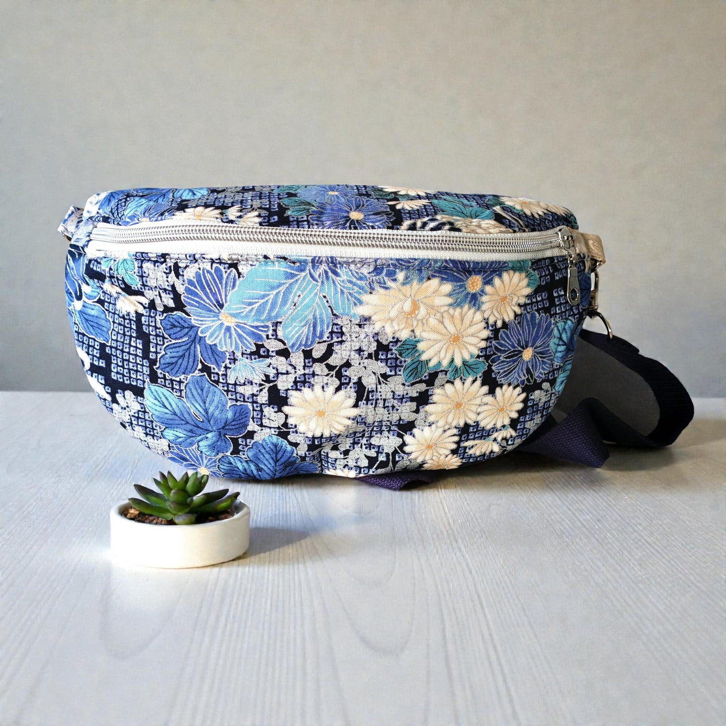Banane bleu blanc fleurs argent